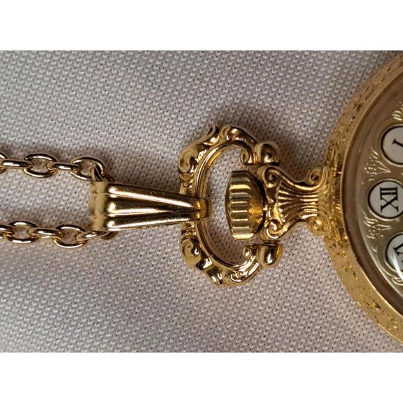NOS 1981 Avon President’s Club 17-Jewel Le Jour Pendant Watch - Mint & Working main image 5